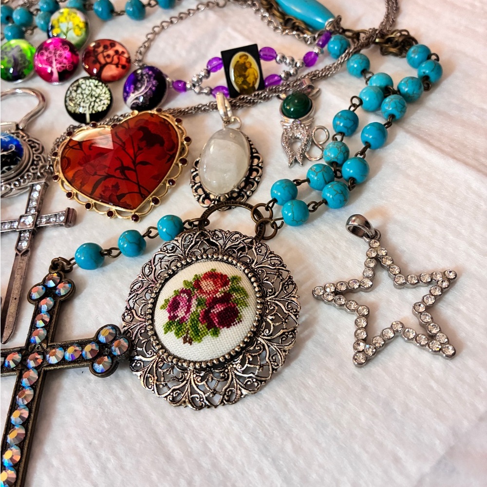 Mixed Charm, Pendants, Brooches, Keychain, Crosses & Religious Items - Picture 3 of 9